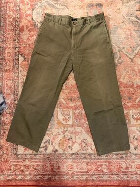 Izod Men's Olive Green Chinos